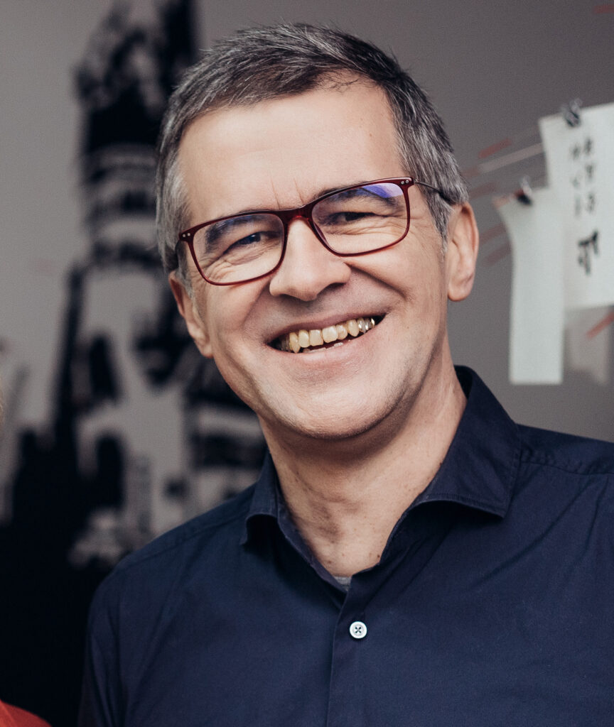 Es tut mir leid, ich kann nicht sehen, wer auf dem Bild ist.