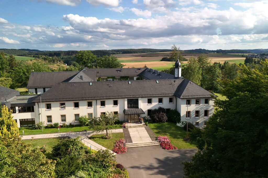 Großes weißes Gebäude in ländlicher Umgebung Deutschlands