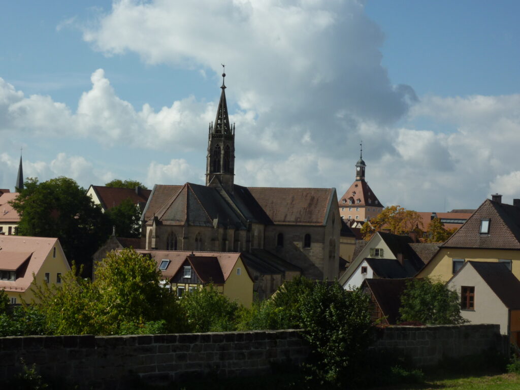 Historische Stadtansicht mit Wolken und Kirchturm