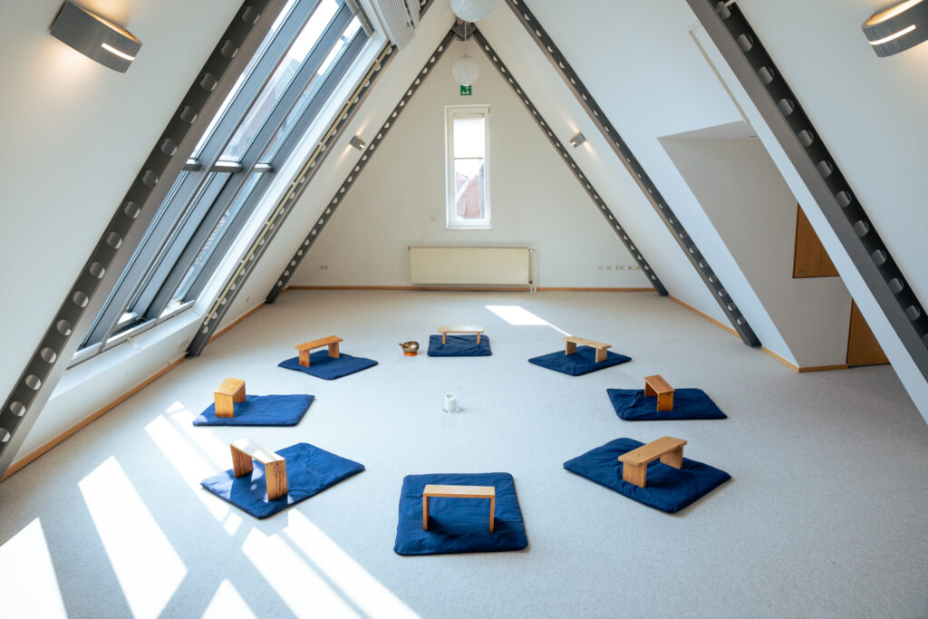 Yogaraum mit Meditationsmatten in einem Dachgeschoss.