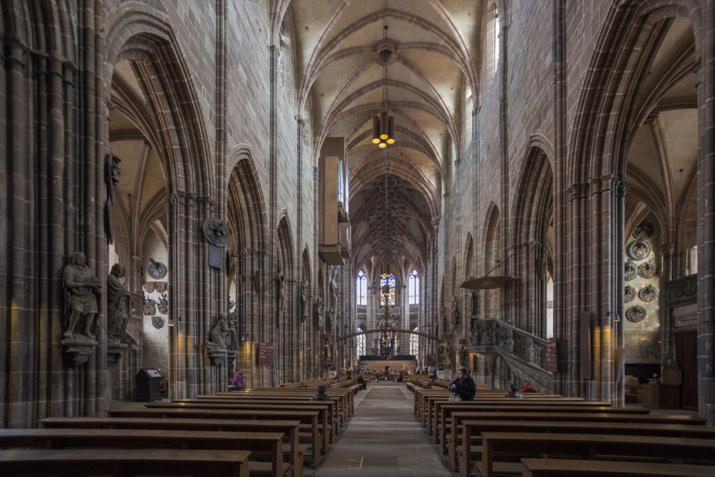 Innenansicht einer gotischen Kathedrale mit Bänken.