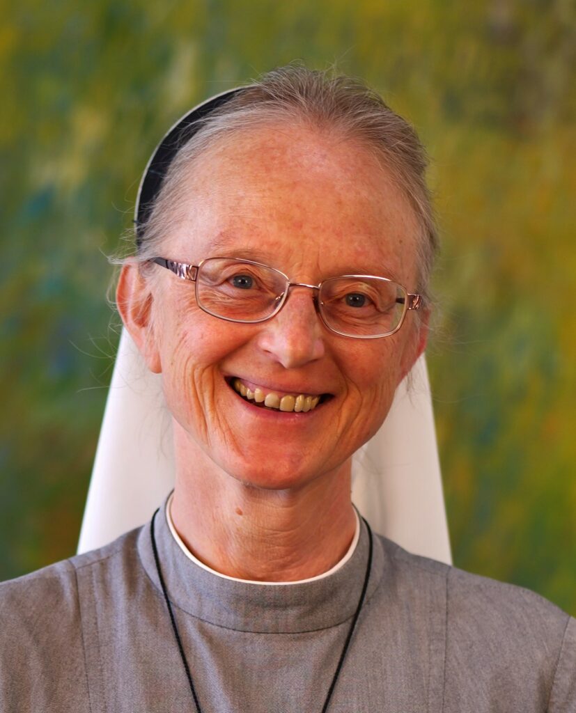 Ältere Ordensschwester lächelt freundlich in Kamera