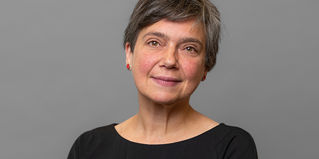 Frau mit kurzem Haar vor grauem Hintergrund