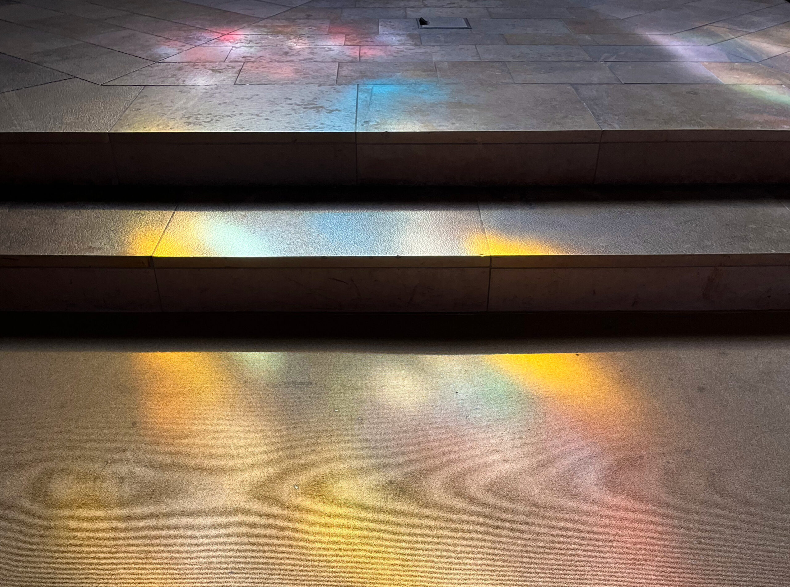 Bunte Lichter auf einer Treppe in Kirche