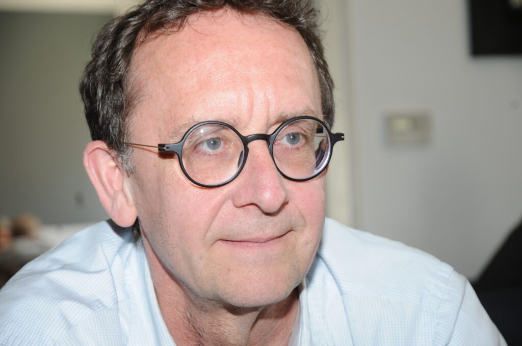 Es tut mir leid, ich weiß nicht, wer das ist.