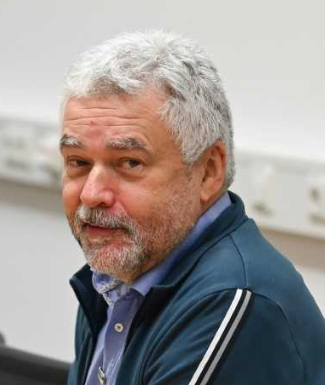 Älterer Mann mit grauem Haar und Bart