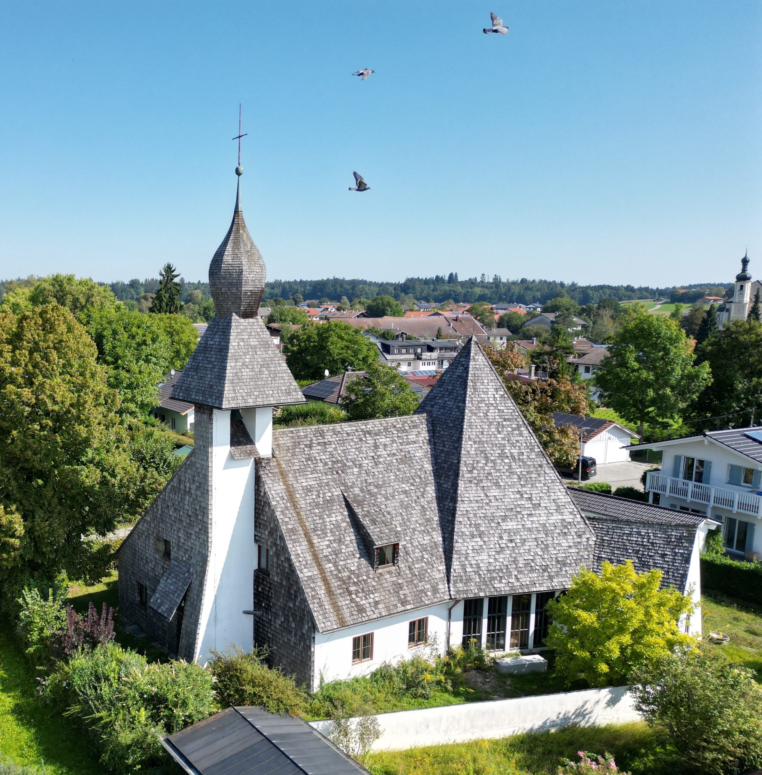 Luftaufnahme einer historischen Kirche mit Landschaftsansicht