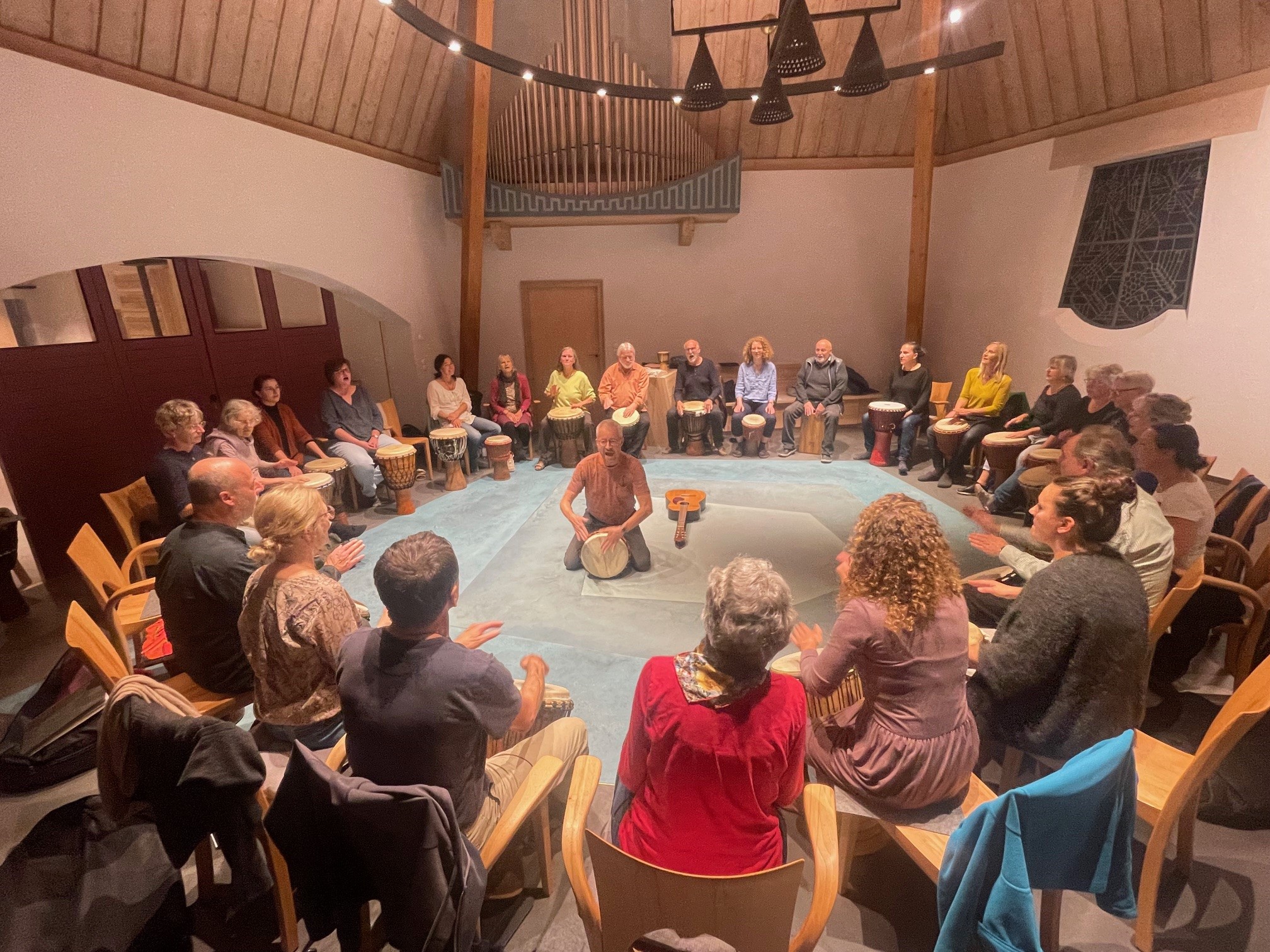 Personengruppe sitzt im Kreis in einem Raum