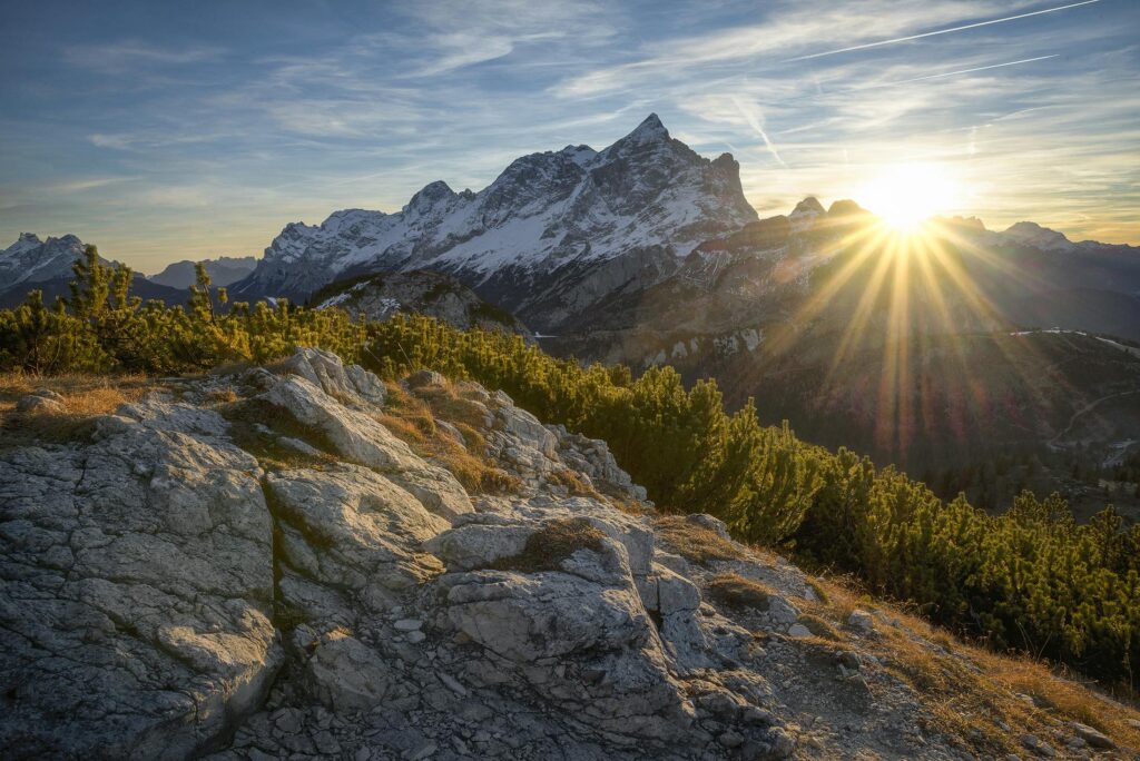 Sonnenaufgang über den bayerischen Alpen und Felsen.