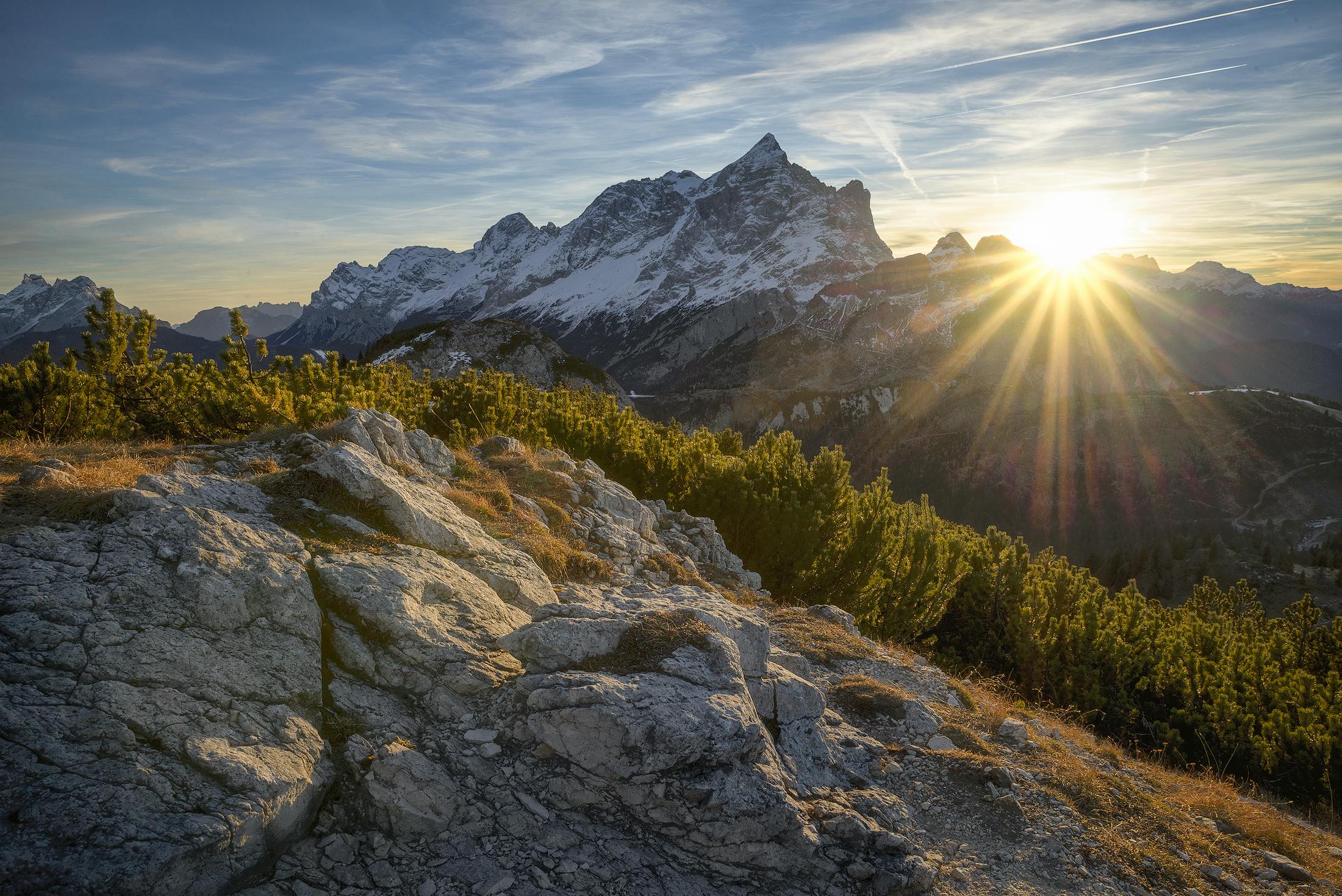 Sonnenaufgang über den bayerischen Alpen und Felsen.