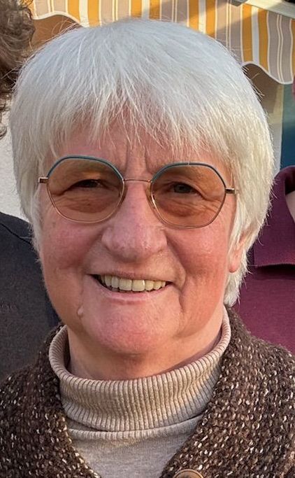 Es tut mir leid, ich weiß nicht, wer das ist. Hier ist ein allgemeiner Vorschlag für den Alt-Text: Ältere Frau mit Sonnenbrille und weißem Haar.